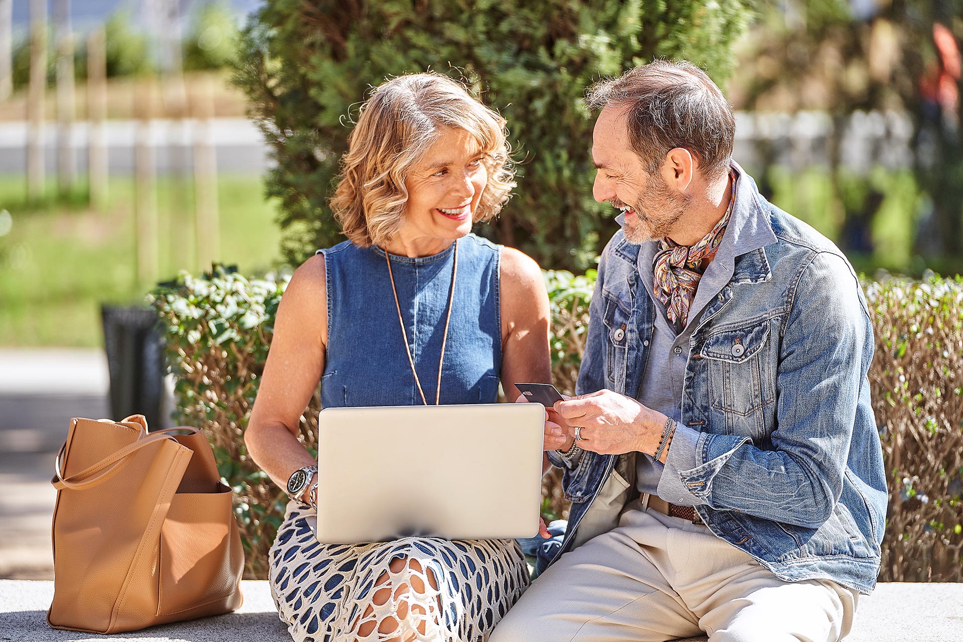 elderly-couple-looking-at-laptop-in-park-2023-04-26-06-57-38-utc-web elderly-couple-looking-at-laptop-in-park-2023-04-26-06-57-38-utc-web